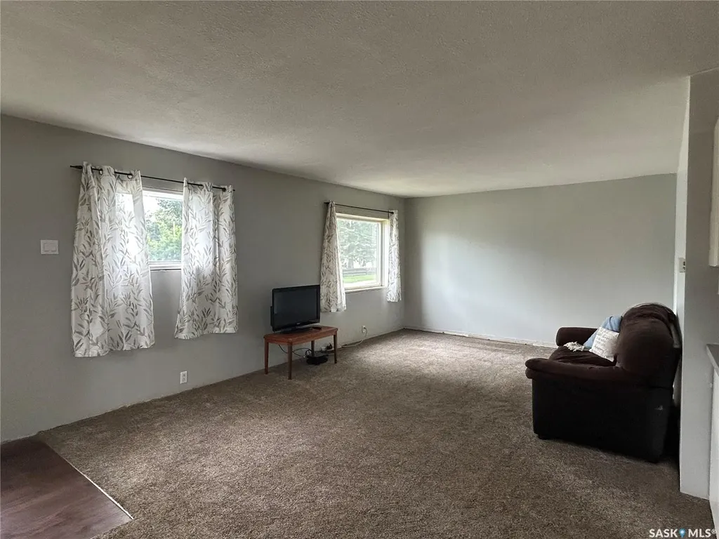 806 5th Avenue SW Moose Jaw SK S6H 5W3