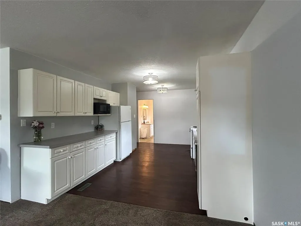 806 5th Avenue SW Moose Jaw SK S6H 5W3