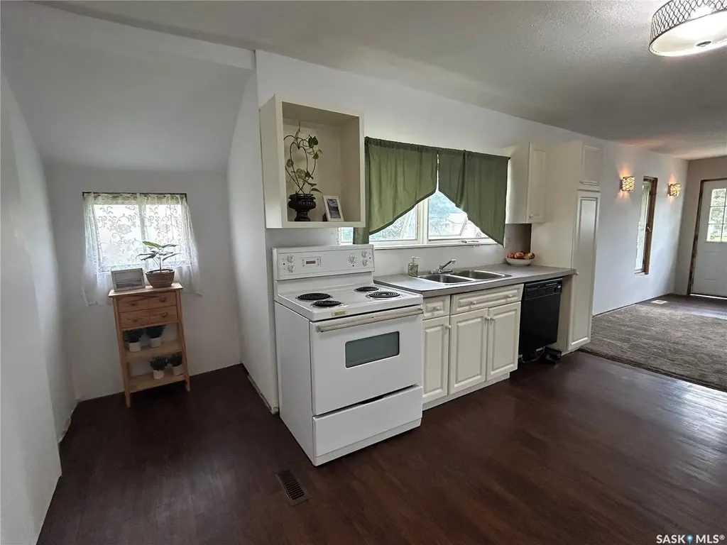 806 5th Avenue SW Moose Jaw SK S6H 5W3