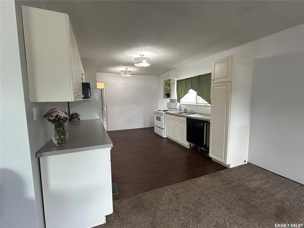 806 5th Avenue SW Moose Jaw SK S6H 5W3
