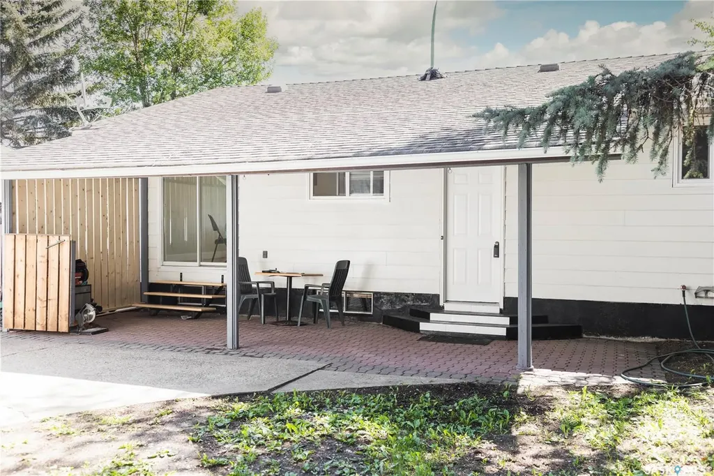 1614 Mckercher Drive Saskatoon SK S7H 5E1