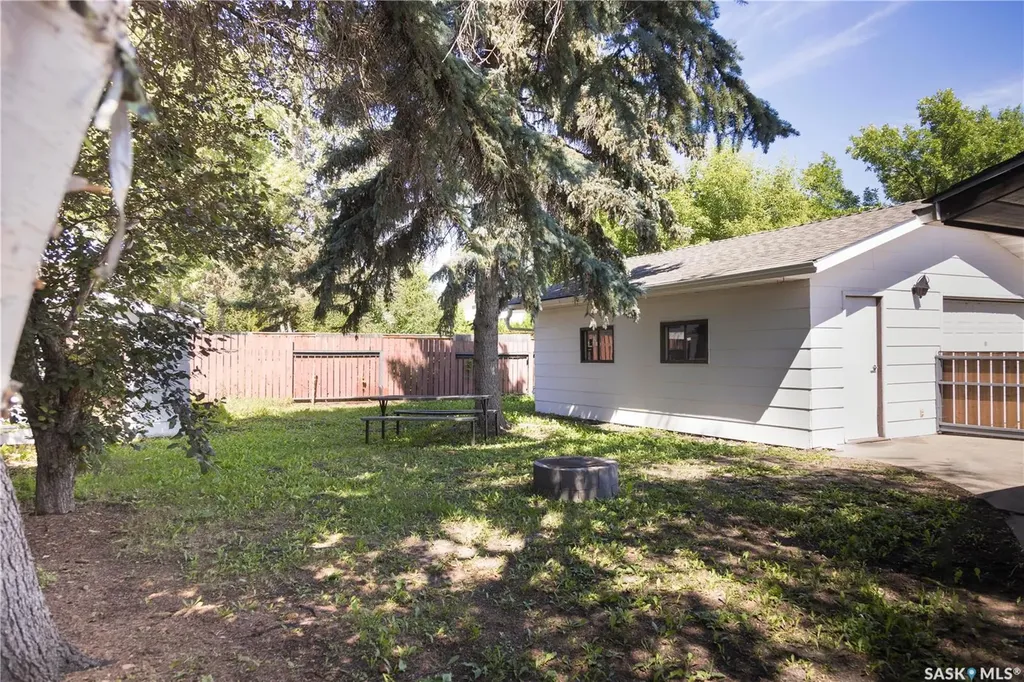 1614 Mckercher Drive Saskatoon SK S7H 5E1