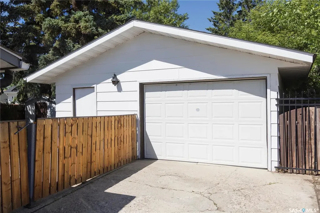 1614 Mckercher Drive Saskatoon SK S7H 5E1