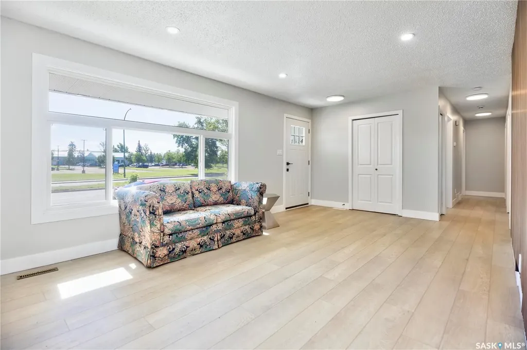 1614 Mckercher Drive Saskatoon SK S7H 5E1