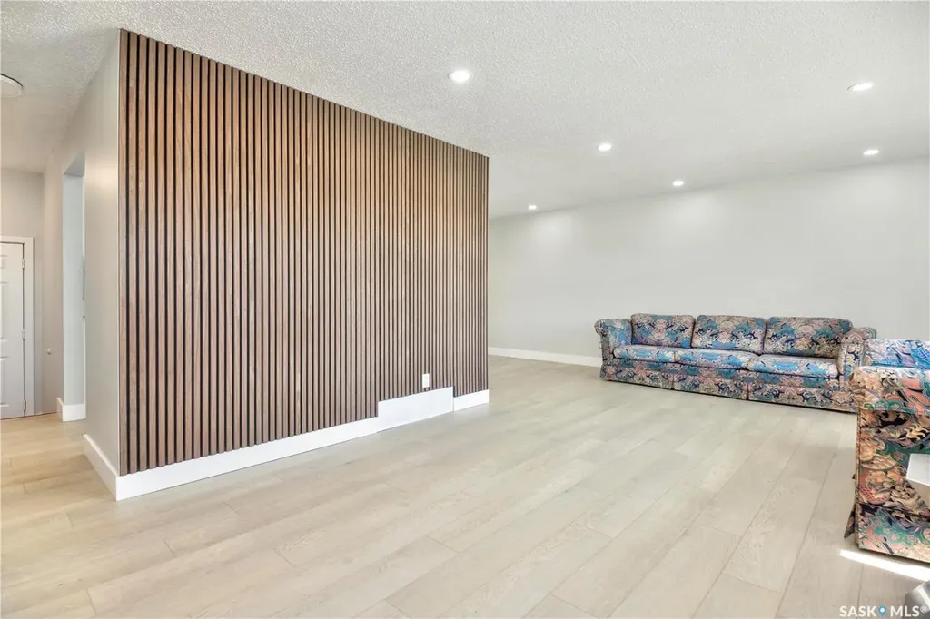 1614 Mckercher Drive Saskatoon SK S7H 5E1