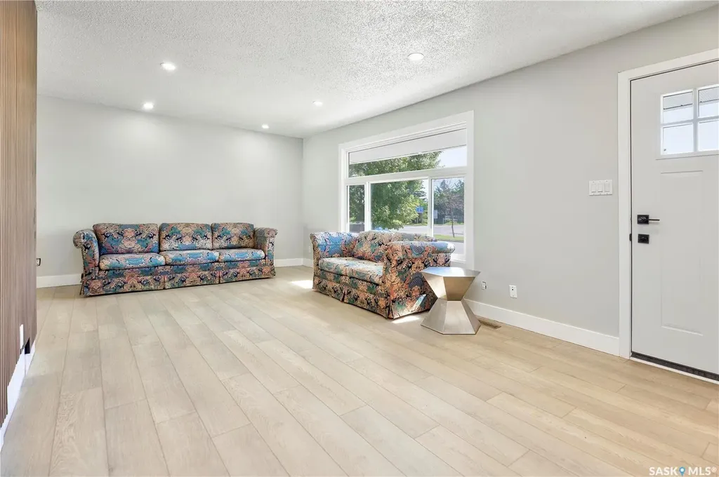 1614 Mckercher Drive Saskatoon SK S7H 5E1