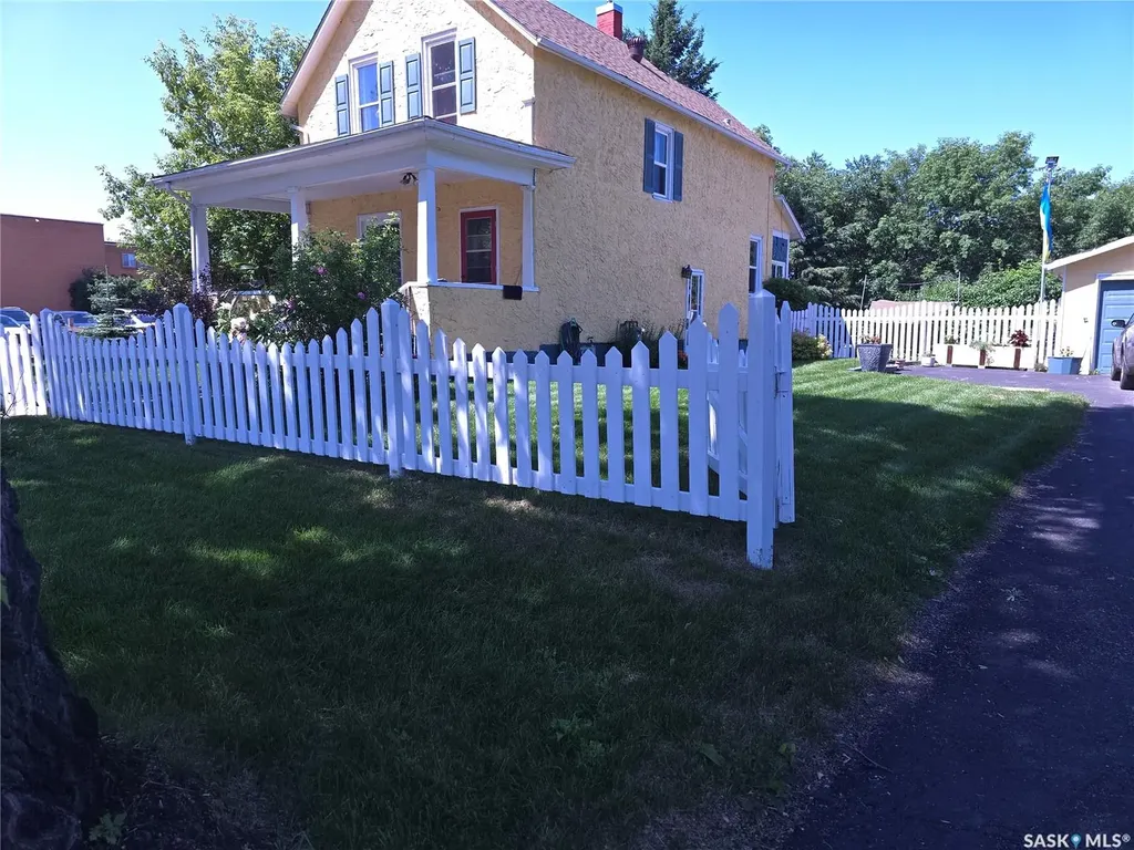 36 21st Street E Prince Albert SK S6V 1L8