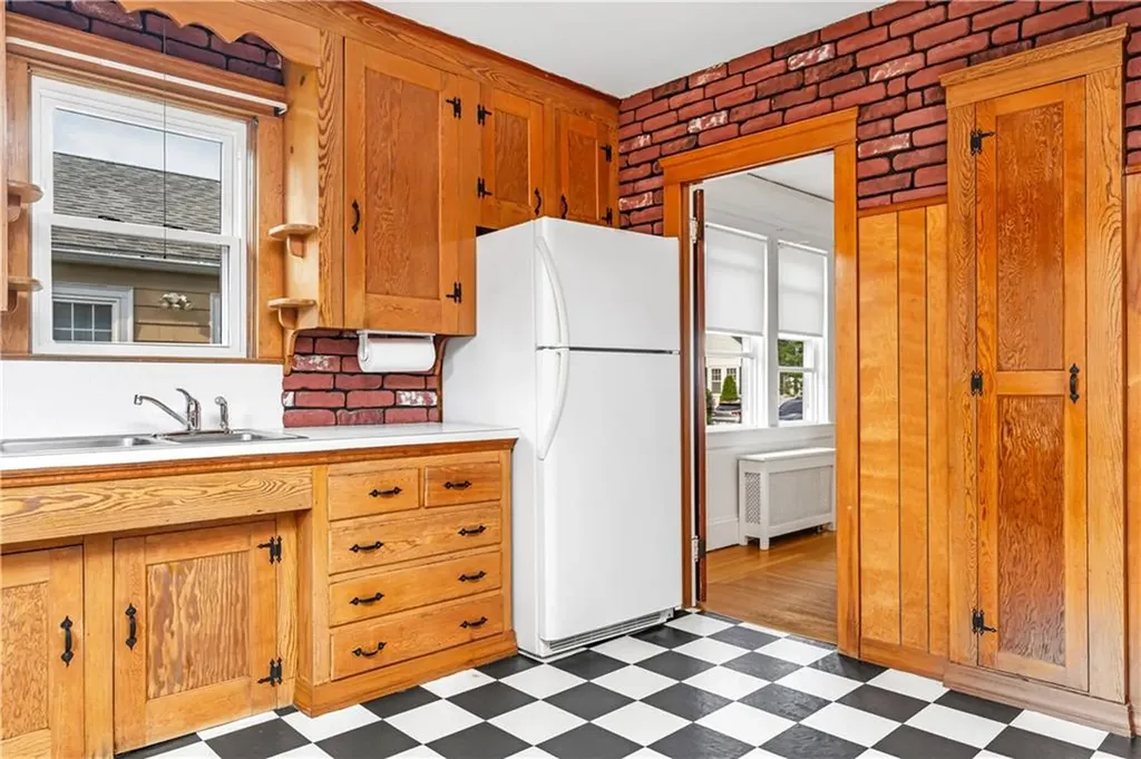 30 Iona Street Providence RI 02908