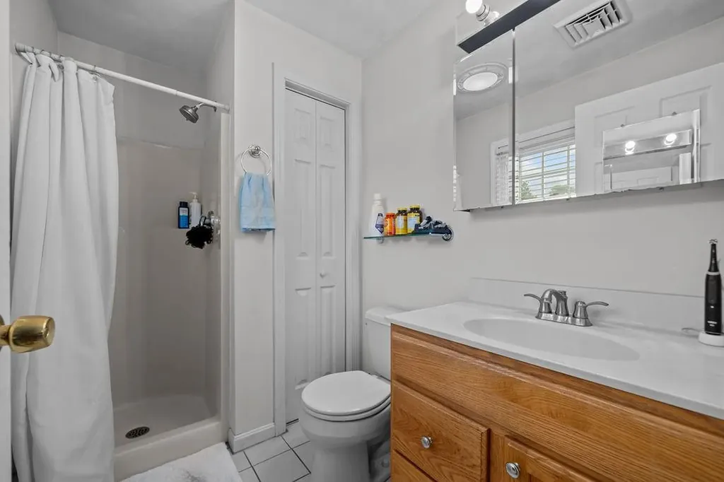 19 Desmar Court Warwick RI 02889