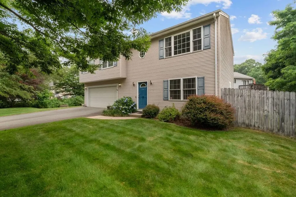 19 Desmar Court Warwick RI 02889