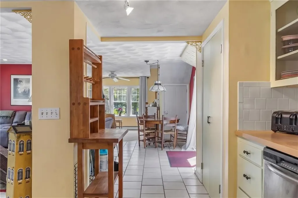 102 Woodbine Road South Kingstown RI 02879
