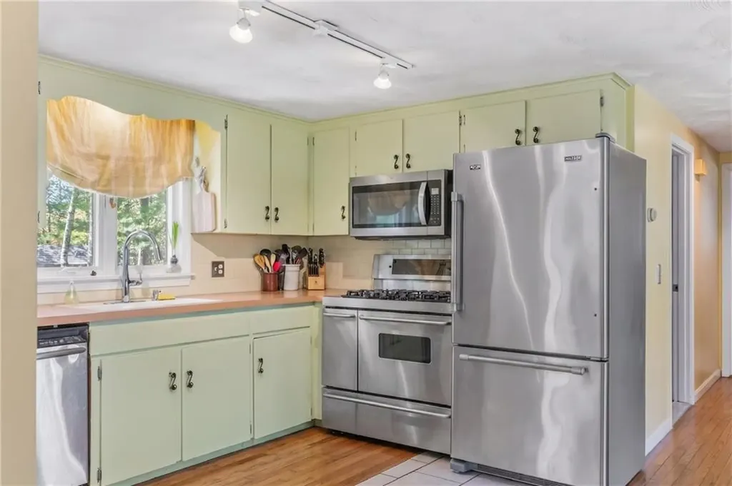 102 Woodbine Road South Kingstown RI 02879