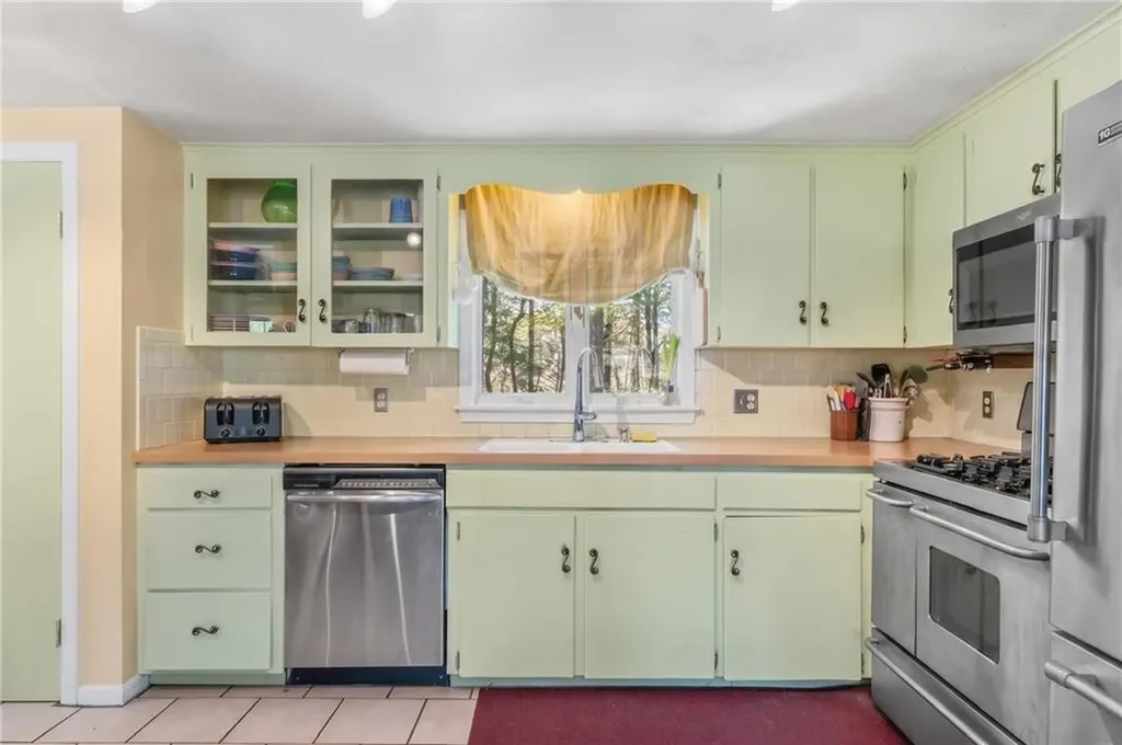 102 Woodbine Road South Kingstown RI 02879