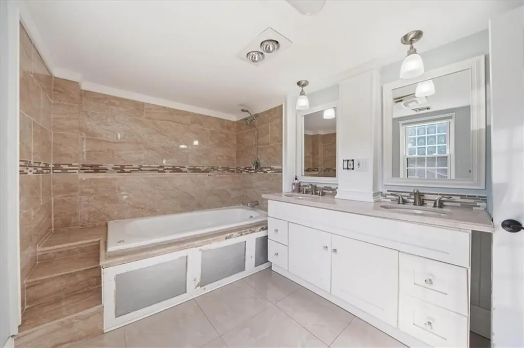 32 Equestrian Way Cranston RI 02921