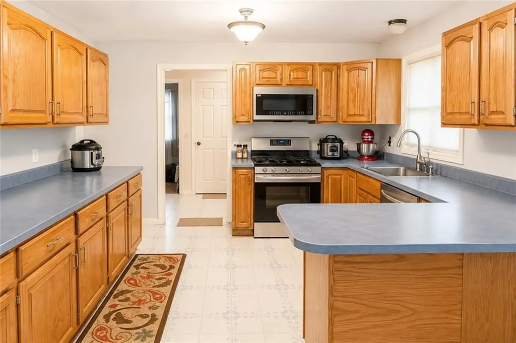 3 Meadow Circle Barrington RI 02806