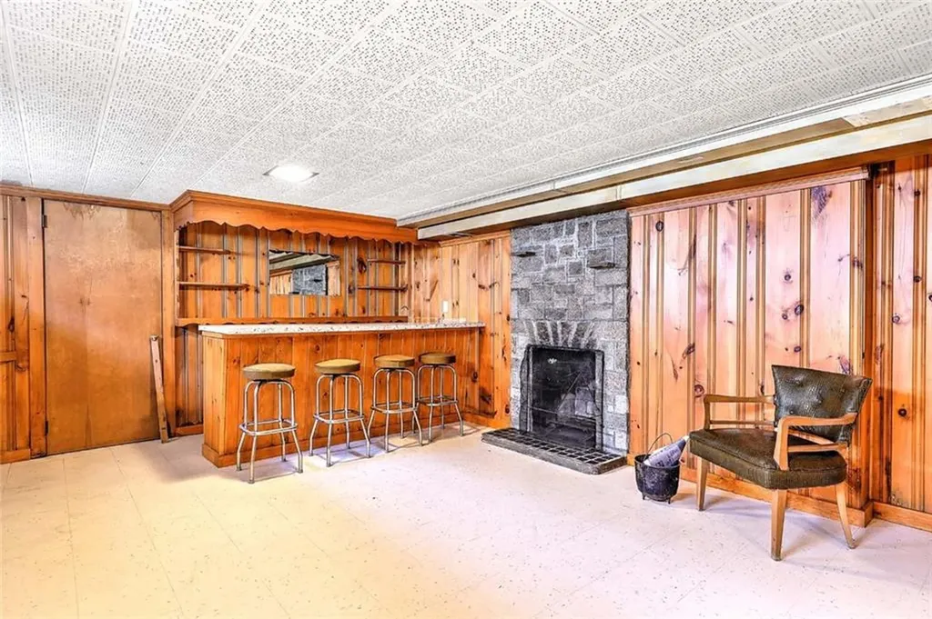 6 Woodbine Street East Providence RI 02915