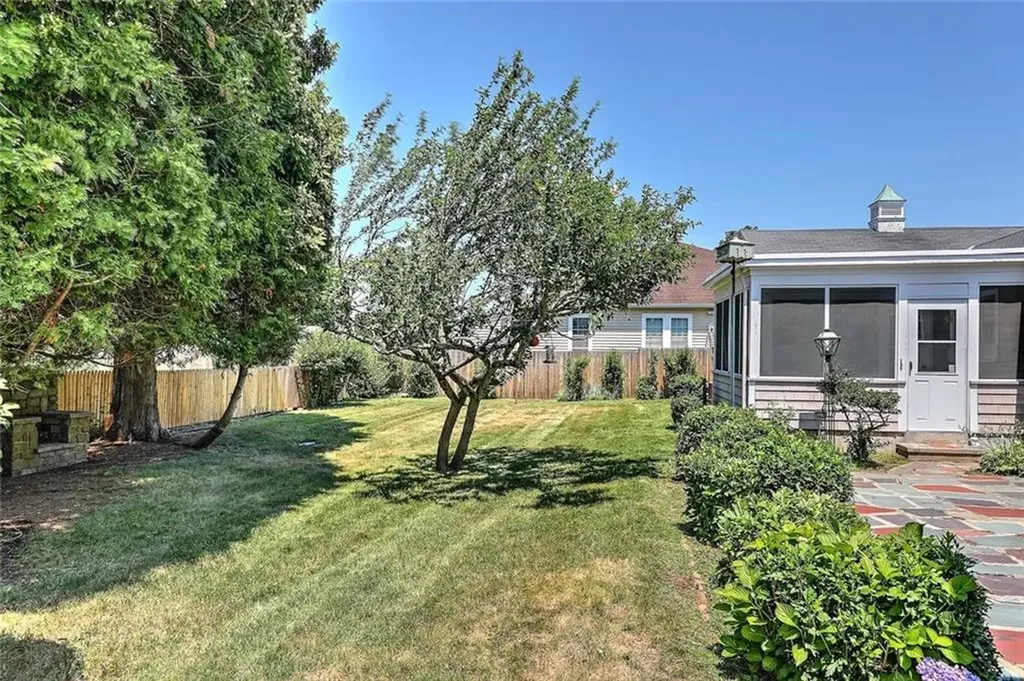 6 Woodbine Street East Providence RI 02915