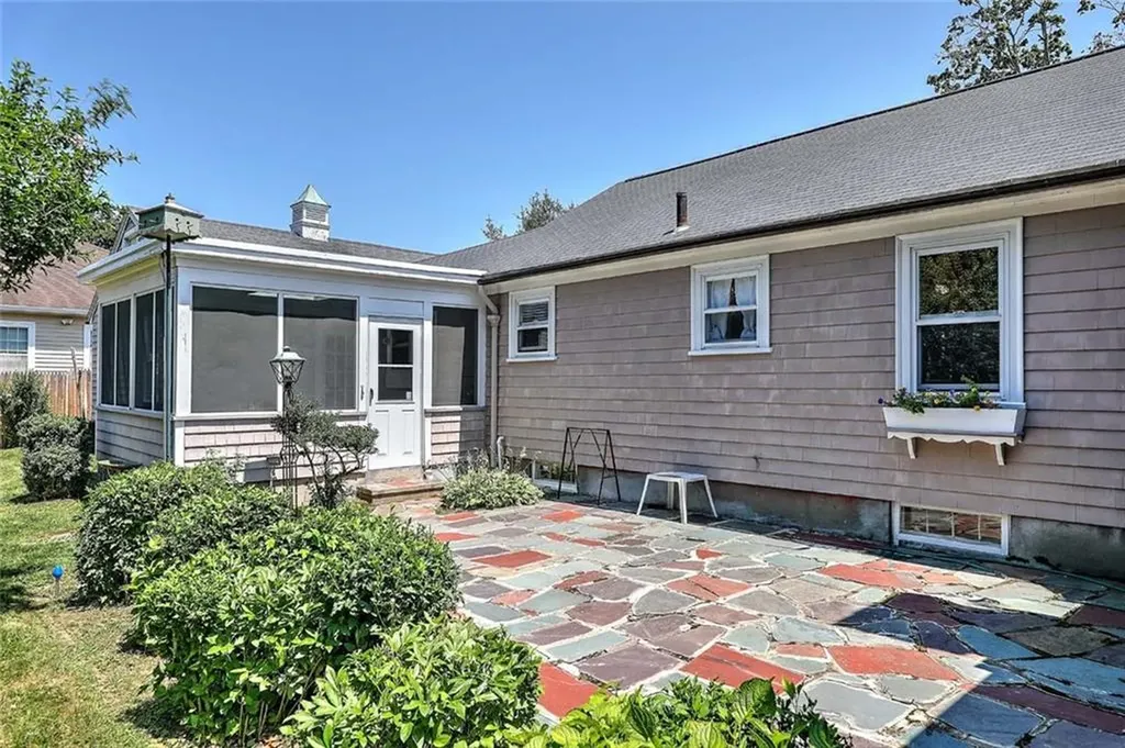 6 Woodbine Street East Providence RI 02915
