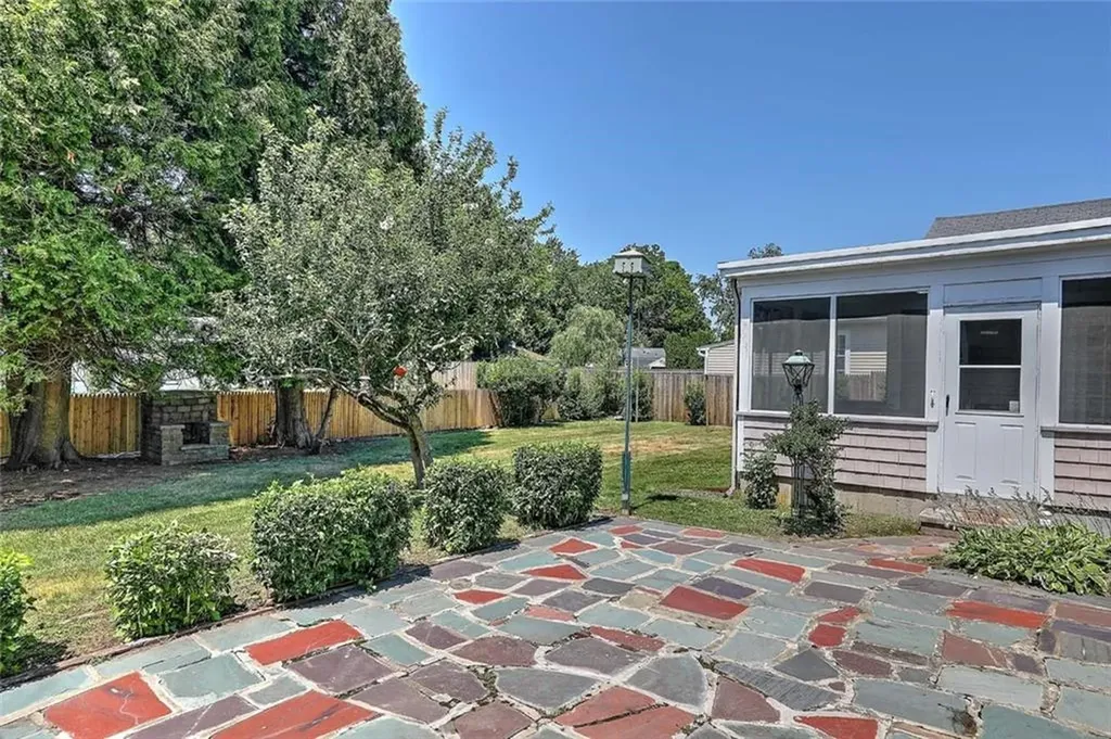 6 Woodbine Street East Providence RI 02915