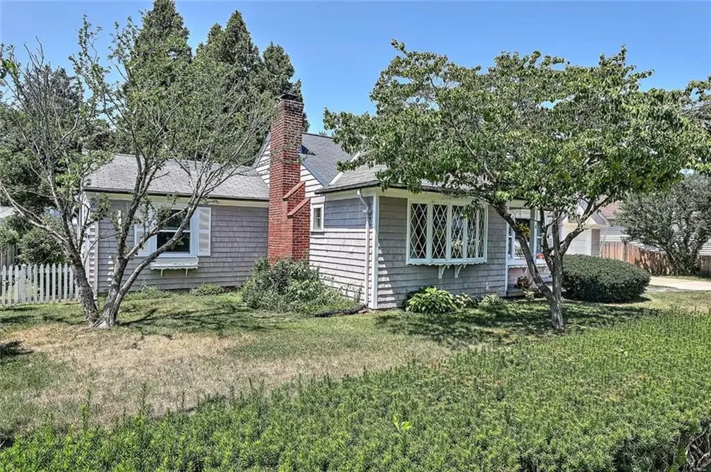6 Woodbine Street East Providence RI 02915