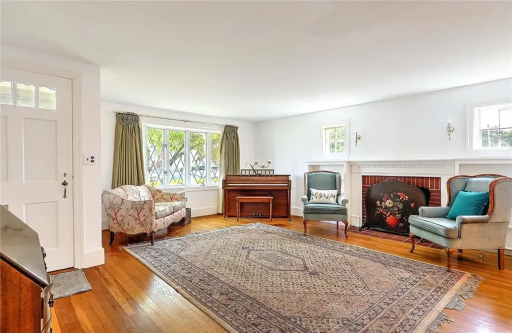6 Woodbine Street East Providence RI 02915