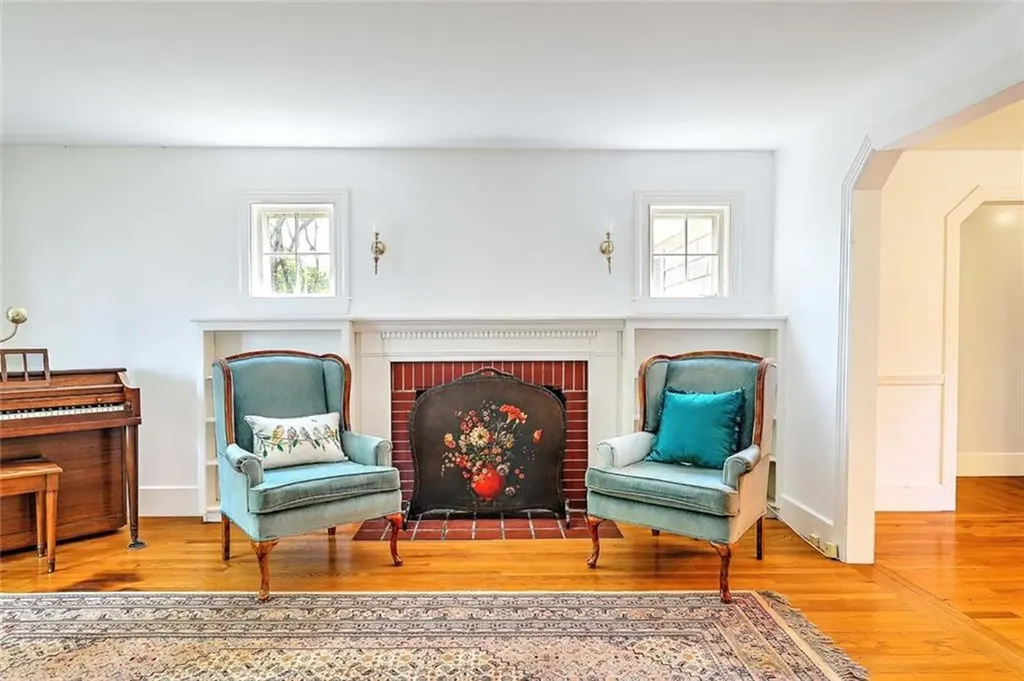 6 Woodbine Street East Providence RI 02915