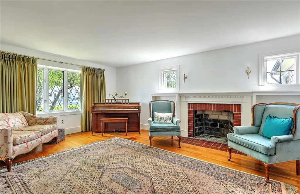 6 Woodbine Street East Providence RI 02915