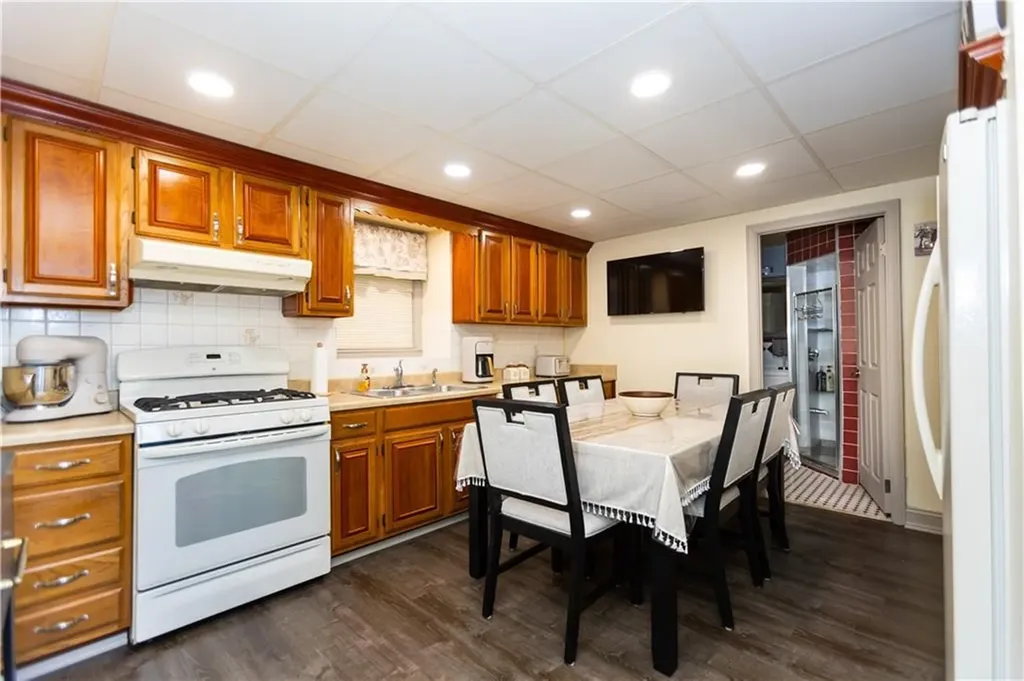 25 Ardway Avenue Warwick RI 02889