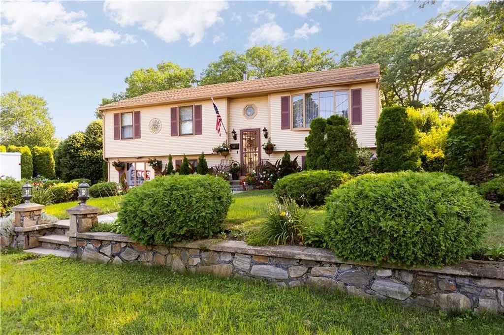 25 Ardway Avenue Warwick RI 02889