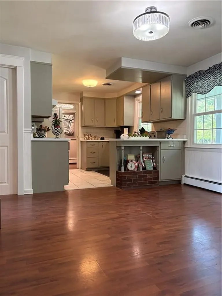 85 Commonwealth Avenue Warwick RI 02886