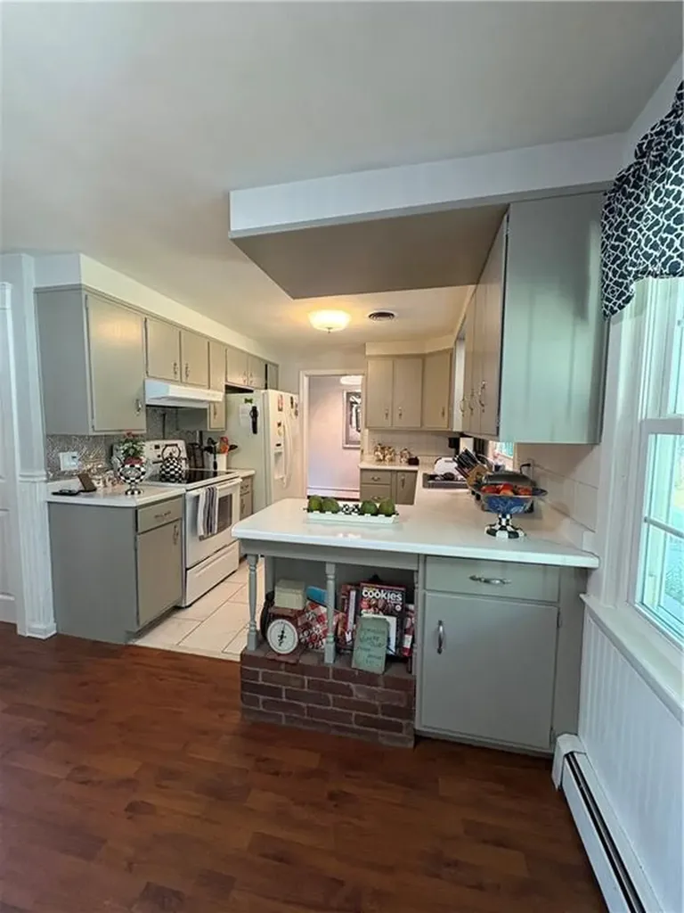 85 Commonwealth Avenue Warwick RI 02886