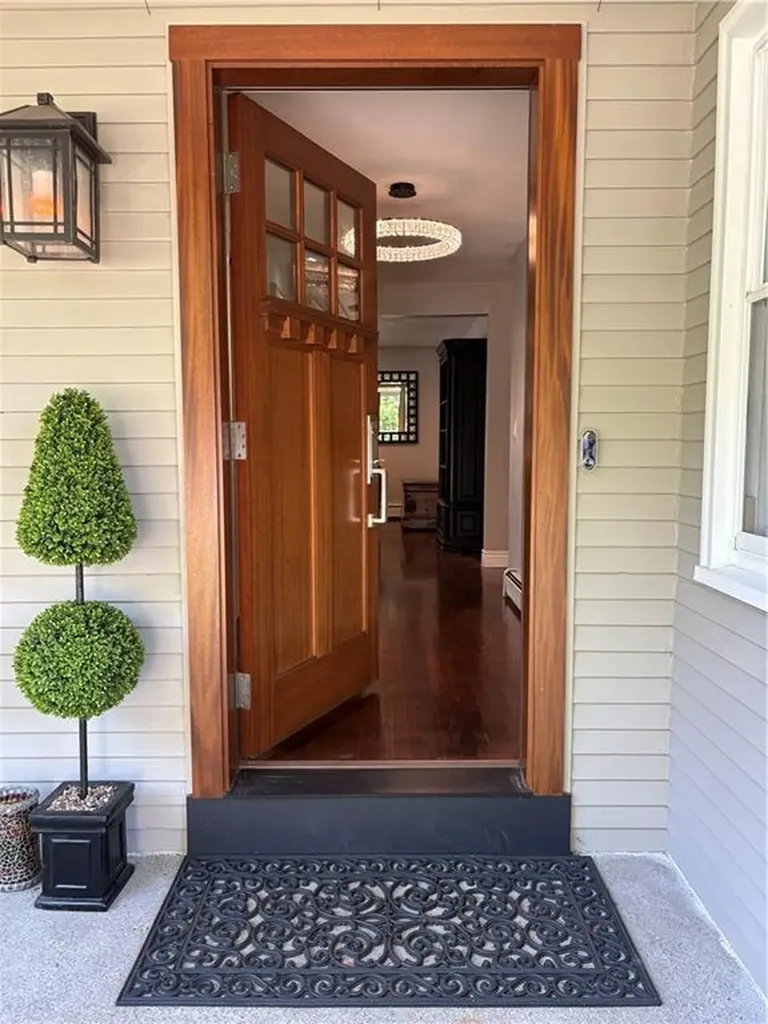 85 Commonwealth Avenue Warwick RI 02886