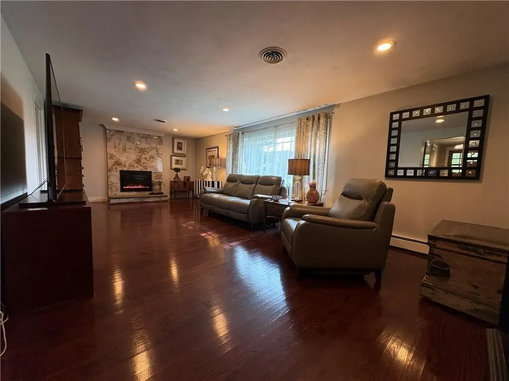 85 Commonwealth Avenue Warwick RI 02886