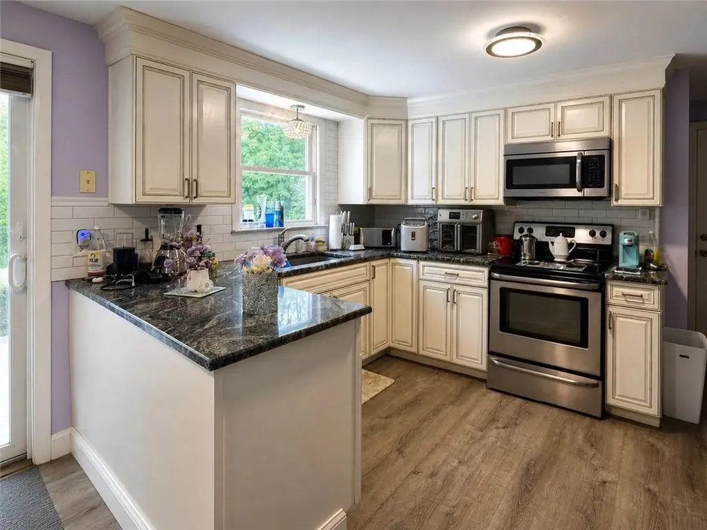 123 Wampanoag Road Warwick RI 02818