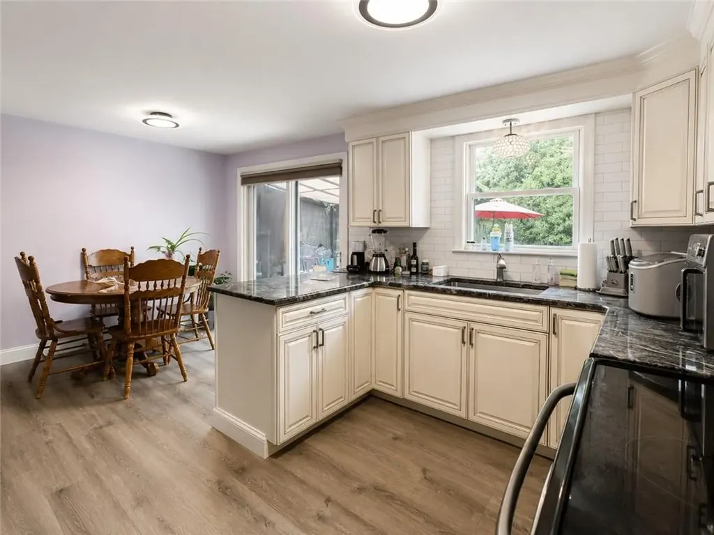 123 Wampanoag Road Warwick RI 02818