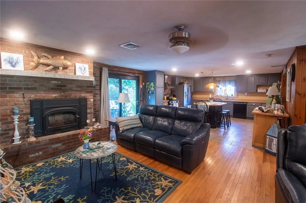 122 Elton Circle Cranston RI 02921