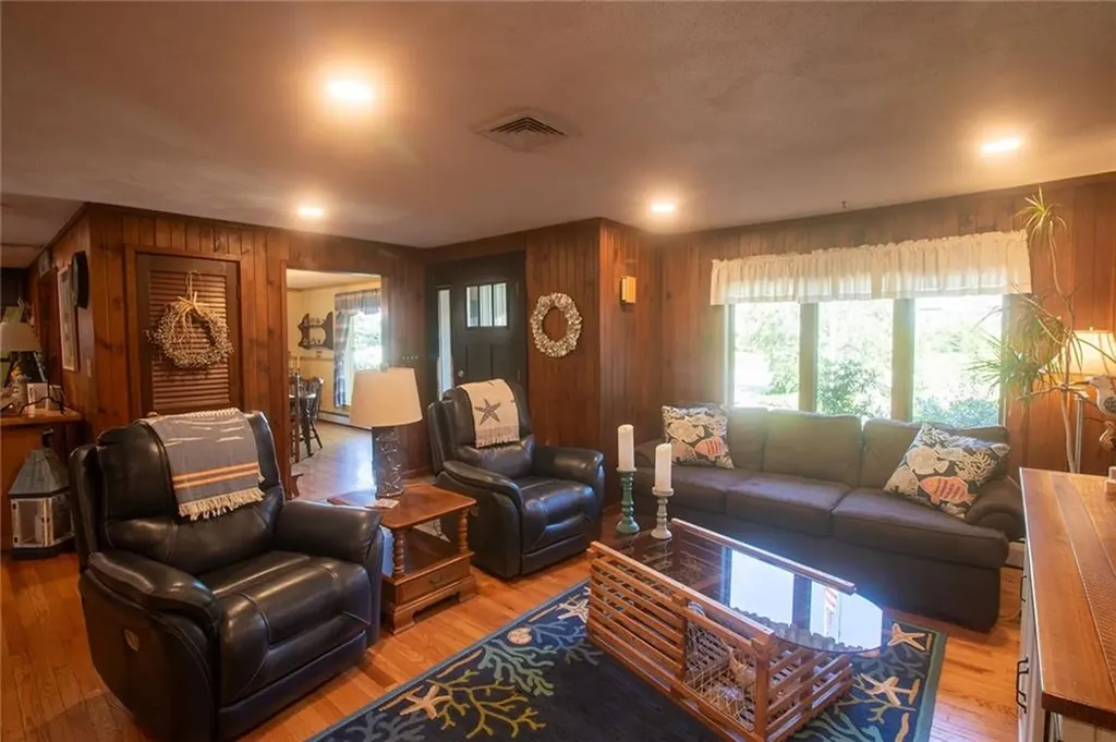 122 Elton Circle Cranston RI 02921