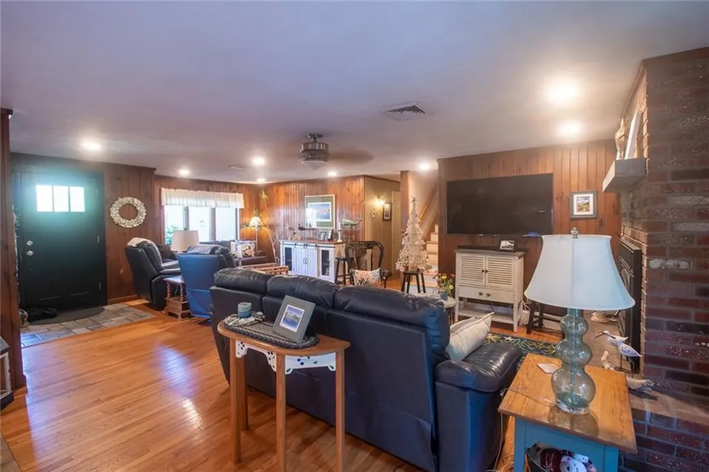 122 Elton Circle Cranston RI 02921