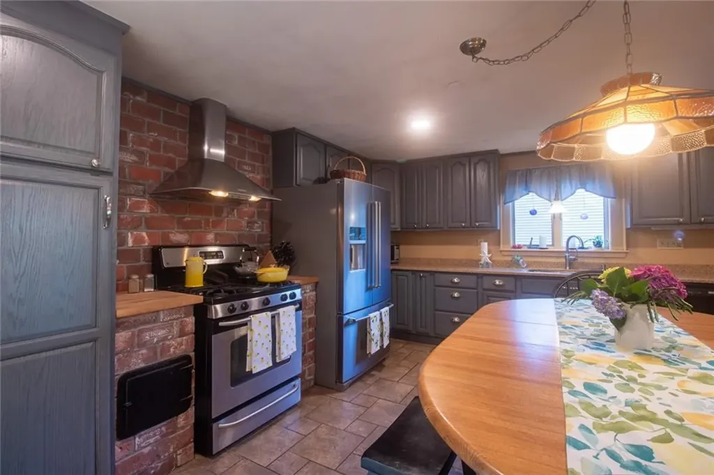 122 Elton Circle Cranston RI 02921