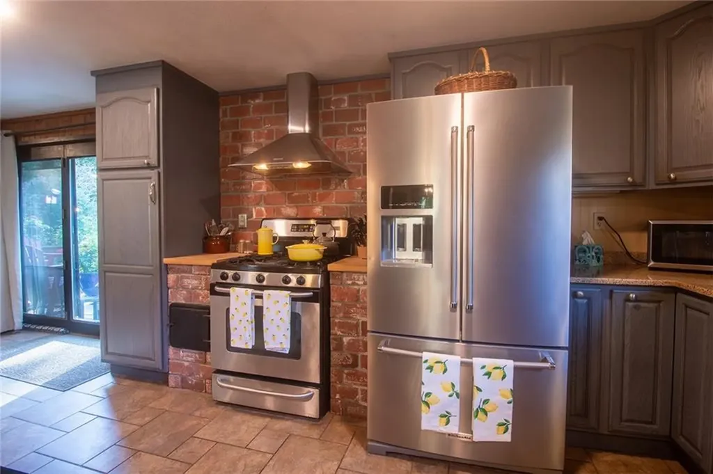 122 Elton Circle Cranston RI 02921