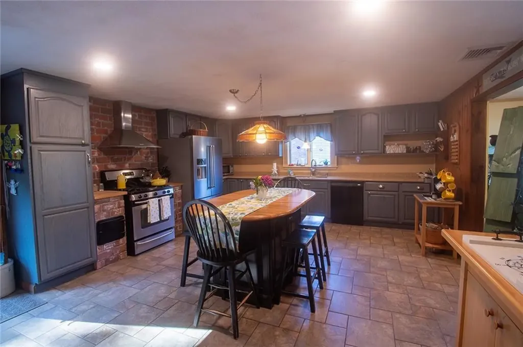 122 Elton Circle Cranston RI 02921