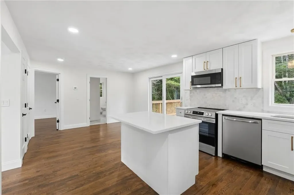 18 Teaberry Lane Hopkinton RI 02832