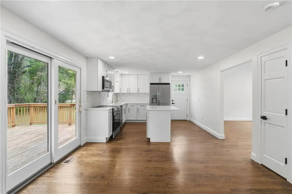 18 Teaberry Lane Hopkinton RI 02832