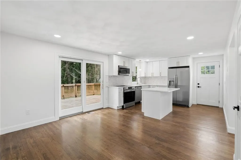 18 Teaberry Lane Hopkinton RI 02832