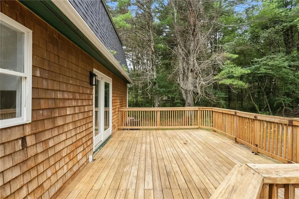 18 Teaberry Lane Hopkinton RI 02832