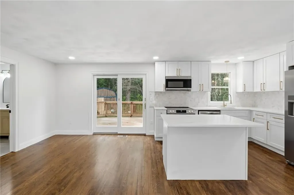 18 Teaberry Lane Hopkinton RI 02832