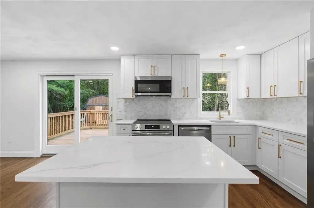 18 Teaberry Lane Hopkinton RI 02832