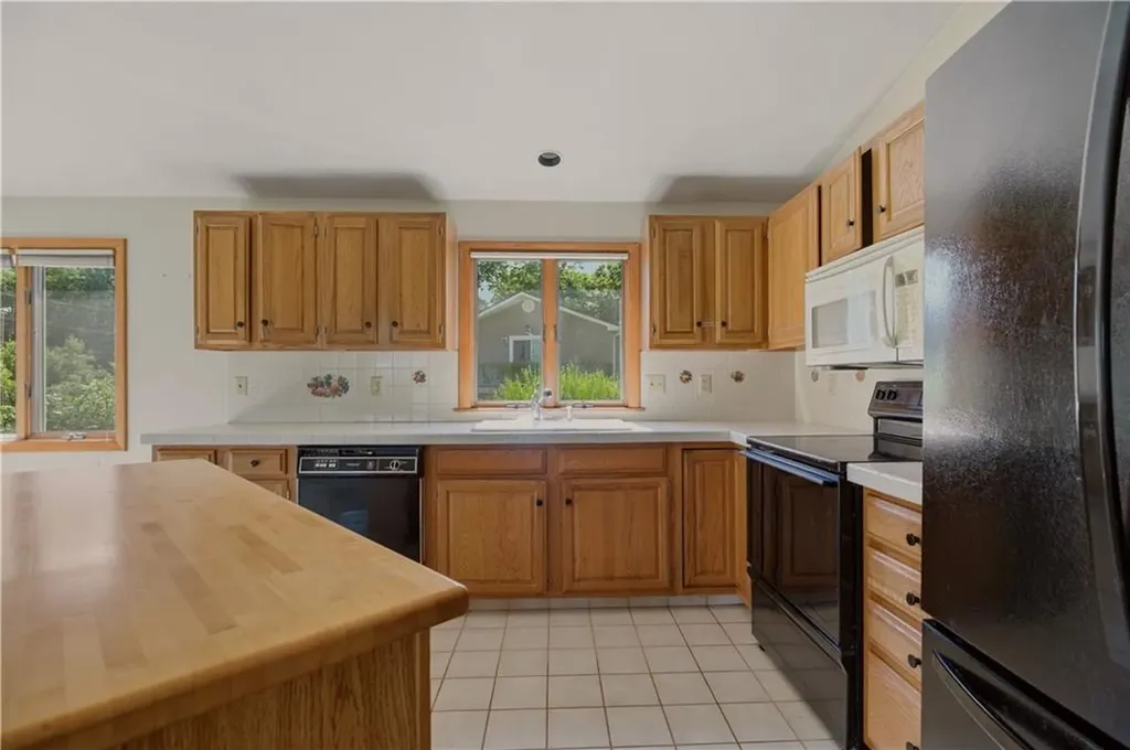 125 Colonial Avenue Tiverton RI 02878