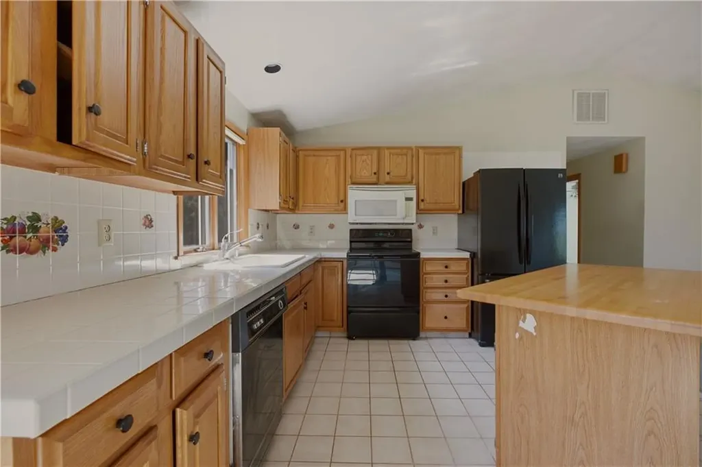 125 Colonial Avenue Tiverton RI 02878