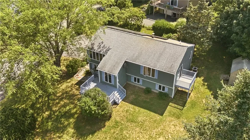 125 Colonial Avenue Tiverton RI 02878